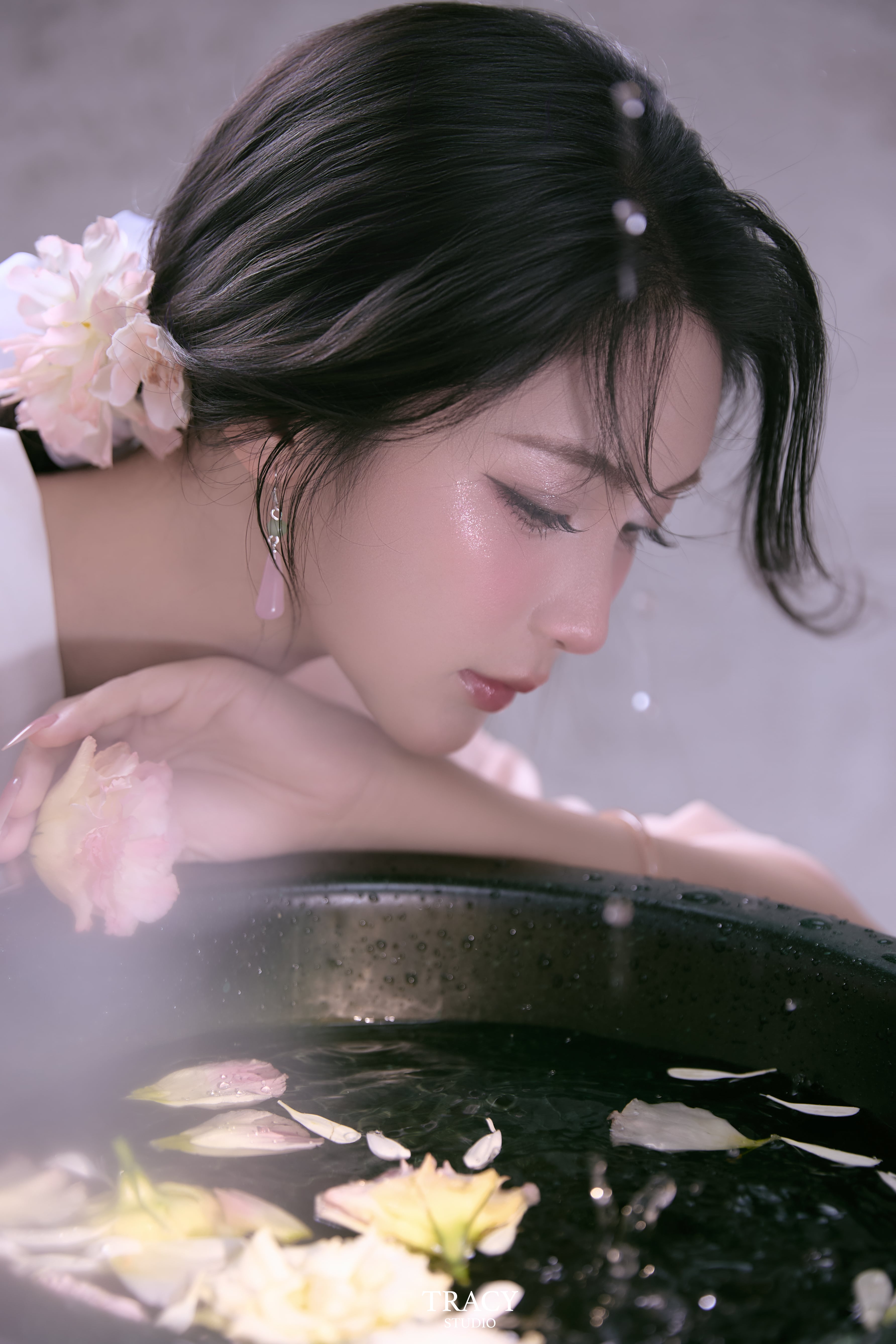 frontend/img/gallery/anh-tet-yem-ao-dai/tracy-studio-chup-co-trang-hang (8).jpg